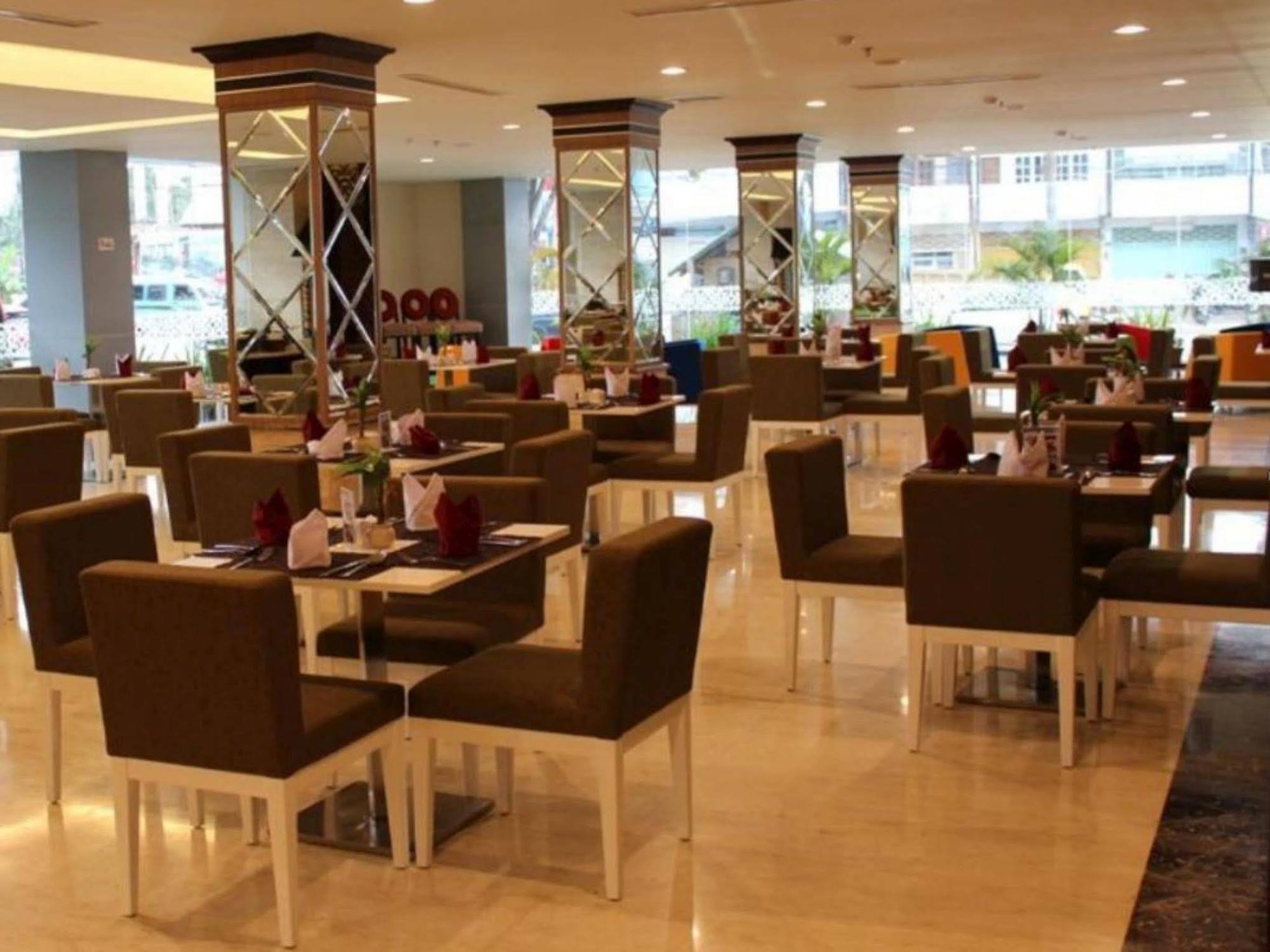 Plaza Inn Кендари Екстериор снимка
